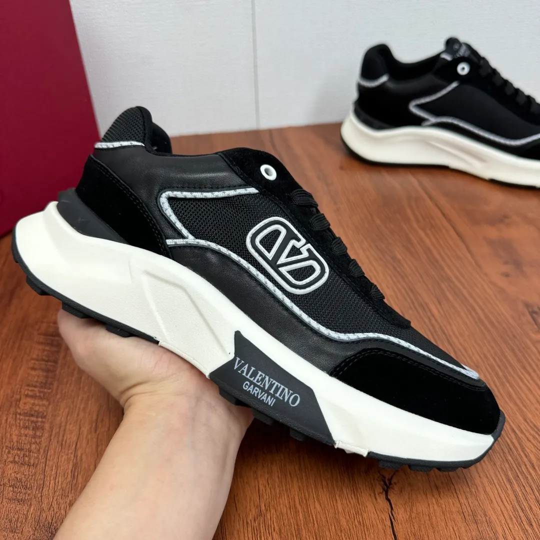 [Valentino] Top P: 820💰 Size: 39-44 leather shoe size (can be customized 38.45 cannot be returned or exchanged) VALENTION/Valentino FREEDOTS series new spring and summer men's sports shoes Lightweight and breathable casual thick-soled men's shoes Classic contrasting splicing design Suede cowhide stitching nappa calfskin + breathable technical mesh material Hot glue brand pattern badge logo details Delicate calfskin feet Lightweight mesh lining, ultra-light TPU foam rubber outsole, sports version, thick-soled style design, easy and versatile, multiple colors available, able to meet various matching needs, complete package! Item number: HL6688 black